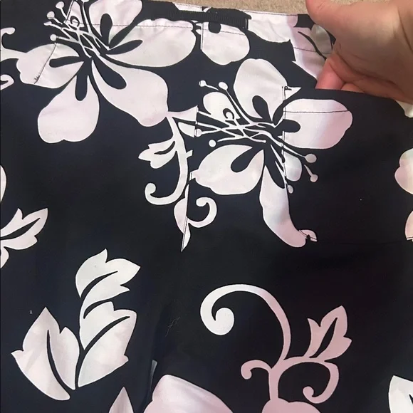 Y2K Black and White Hibiscus Beachy Beach Floral Pants Capri - Picture 7 of 7
